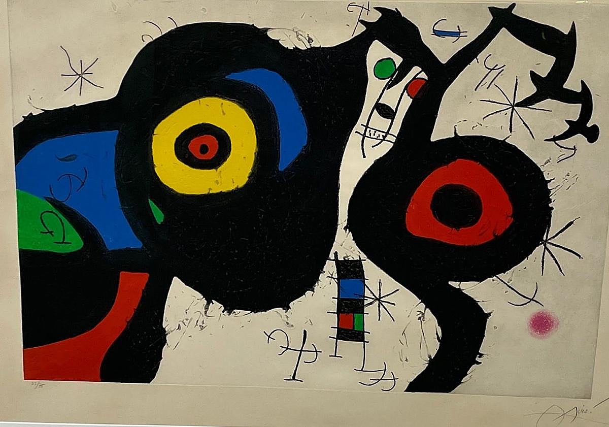 Imagen principal - Arriba: 'Les Deux Amis', de Joan Miró (1969). Aguafuerte y aguatinta con carborundo. Edición, 75 ejemplares. Medidas: 95'5 x 140 cm. Abajo: 'Portrait of Picasso', de Juan Gris (1947). Aguafuerte y punta seca. Edición, 455 ejemplares. Medidas: 17 x 13 cm; y 'José Fermín Serrano de Melilla, máster en posturas', de Dora Catarineu. Barro refractario. Medidas: 86 x 89 x 180 cm.